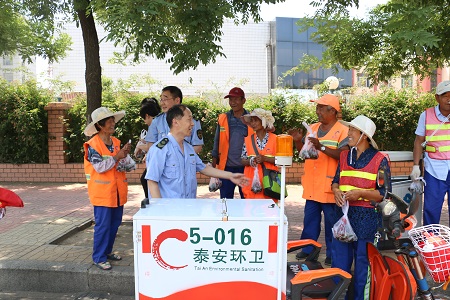 泰安市食药稽查支队志愿者为环卫工人送去节日粽子